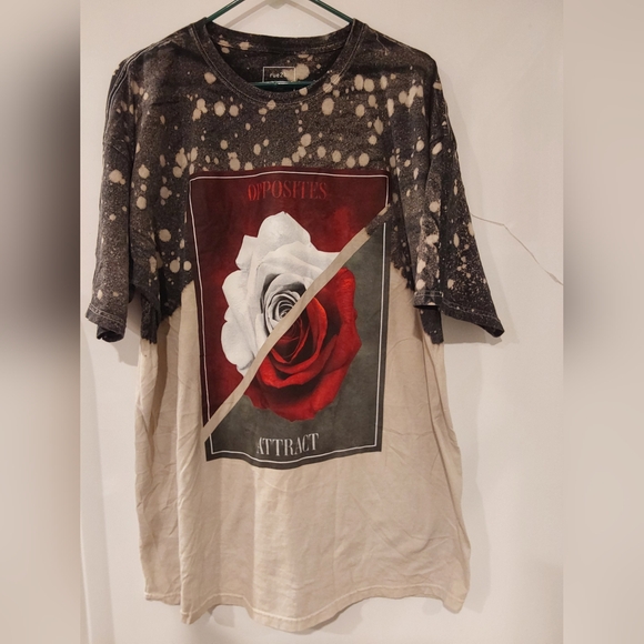 Red and White Rose Opposites Attract Graphic Tee Rue 21 XL - Picture 3 of 7